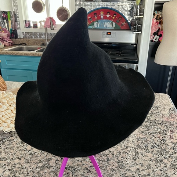 Accessories - Modern knit witches hat